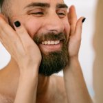 Od meszku do gęstej brody: domowe triki, które naprawdę działają