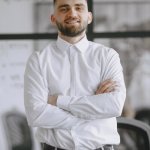 Wejdź pewnym krokiem: jak młody menedżer buduje autorytet i zaufanie w nowym zespole