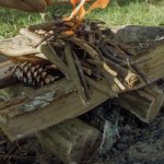 Ogień z niczego: 7 sprytnych sposobów na ognisko bez zapałek (nawet gdy jest wilgotno)