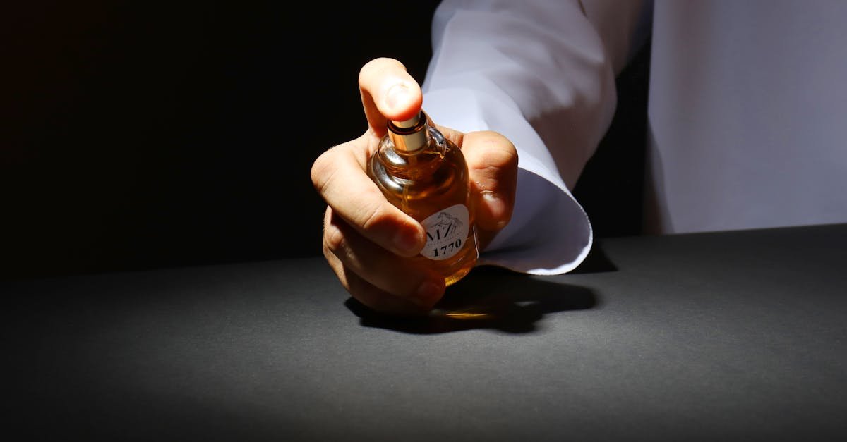 Gdzie i jak aplikować męskie perfumy, by zapach robił wrażenie przez cały dzień
