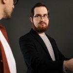 Przestań żyć pod cudzą linijkę: 7 kroków do wolności od opinii innych