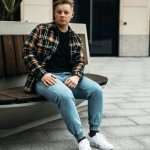Jeansy + marynarka: 10 stylowych połączeń, które zawsze robią wrażenie