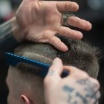 Zmień kierunek: boczny przedziałek w 3 minuty — objętość i styl bez wysiłku