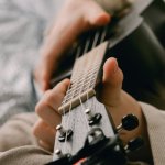 Mały instrument, wielka radość: jak szybko zacząć grać na ukulele