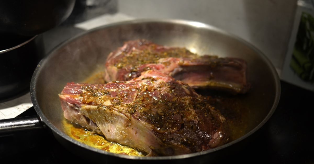 Mistrzowski stek z patelni: jak w domu trafić w soczyste medium-rare za każdym razem