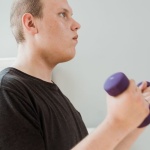 Domowe hantle, wielkie efekty: Twój kompletny plan na moc i rzeźbę