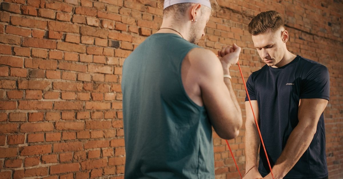 Stalowe ramiona: plan na potężne bicepsy i rzeźbione tricepsy w 30 minut