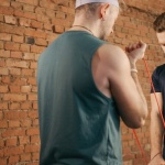 Stalowe ramiona: plan na potężne bicepsy i rzeźbione tricepsy w 30 minut